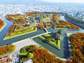 【元氣日本】北海道歐楓物語五日遊～入住洲際、尼克斯海洋公園、函館夜景、小樽運河、大小沼公園、三大蟹吃到飽【星宇航空、台中/新千歲】