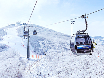 【頂級滑雪場韓國滑雪去】High1滑雪度假村、纜車遊覽銀白雪景+雲海咖啡廳、花郎台雪花鐵道公園、清溪川夢幻燈節五天（入住A級五星滑雪場１晚+２晚五花酒店）《不走人蔘+保肝》【德威航空、台中出發】