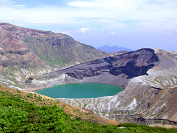 【東北歐嗨喲】初夏戀東北~會津鐵道、藏王纜車、藏王御釜秘境、保證入住星野盤梯山溫泉五日遊【星宇航空,仙台進出】